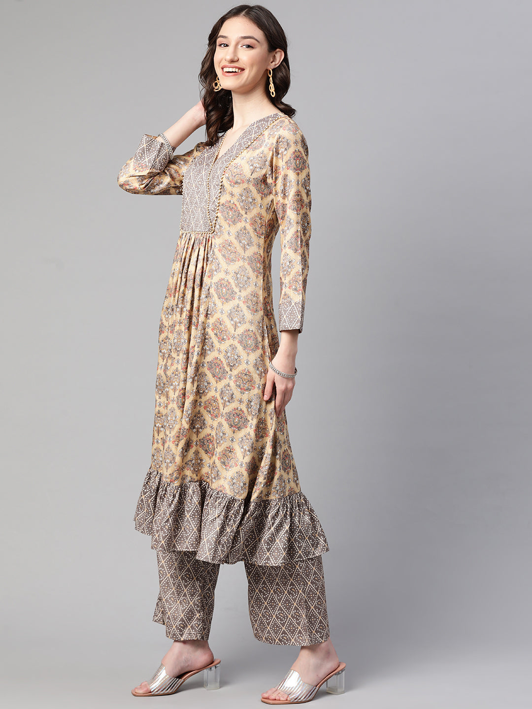 Cottinfab Women Beige Floral Printed Panelled Beads and Stones Kurta with Trousers